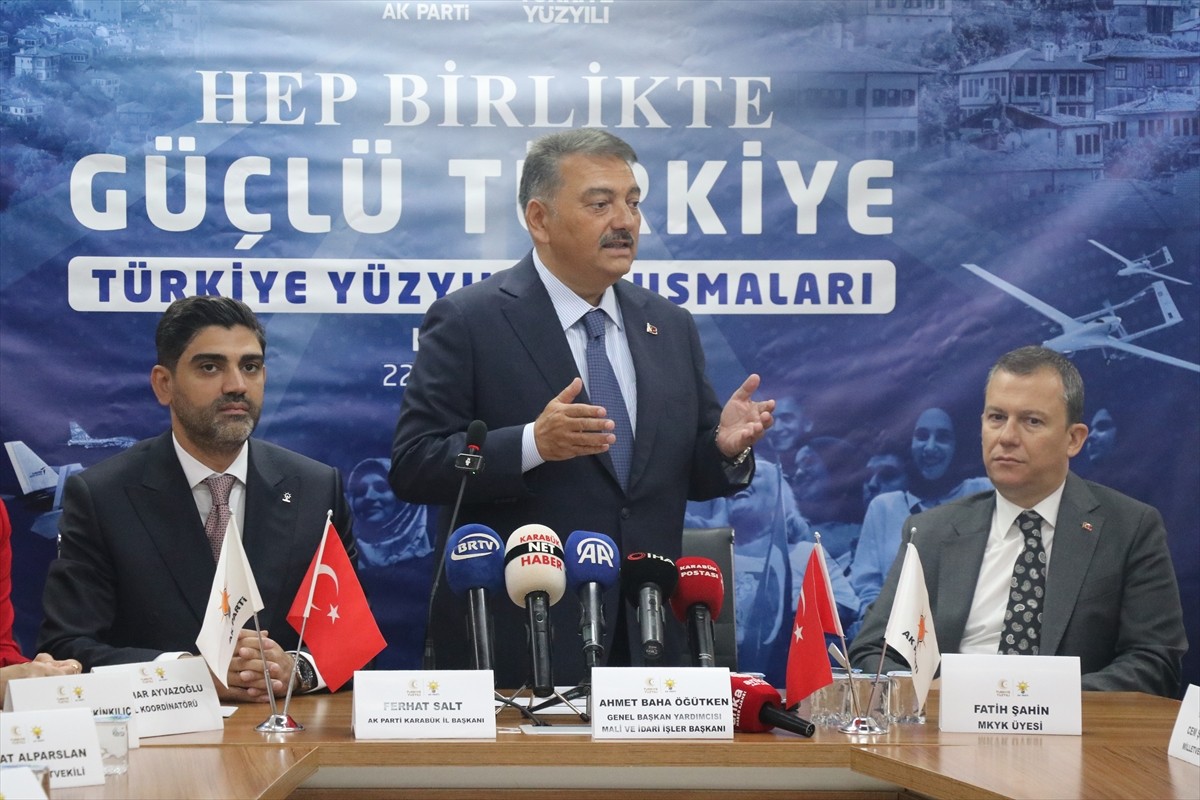 AK Parti Genel Başkan Yardımcısı Ahmet Baha Öğütken (ortada), AK Parti Karabük İl Başkanlığında...