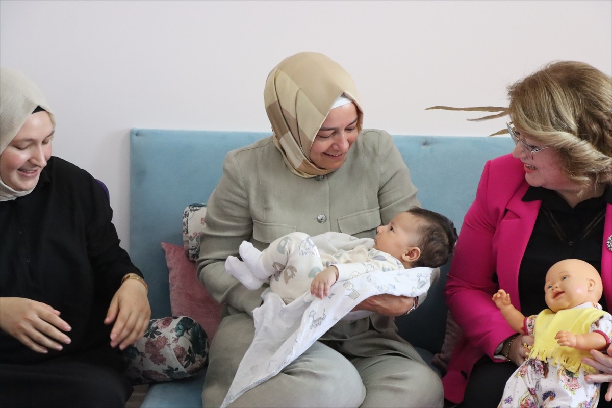 AK Parti Genel Başkan Yardımcısı Fatma Betül Sayan Kaya (ortada), Kırklareli Sağlıklı Hayat...