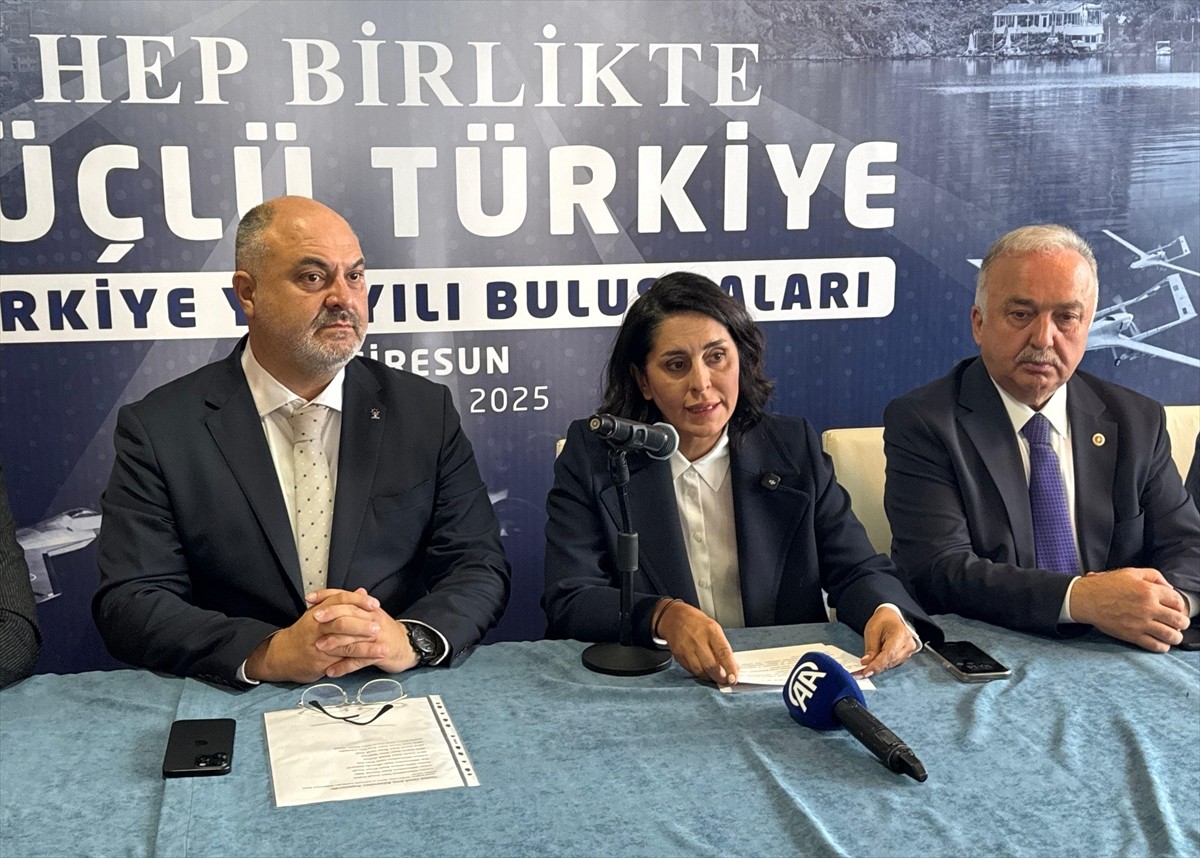 AK Parti Genel Başkan Yardımcısı Sevilay Tuncer (ortada), Yeşil Giresun Turizm Meslek ve Teknik...