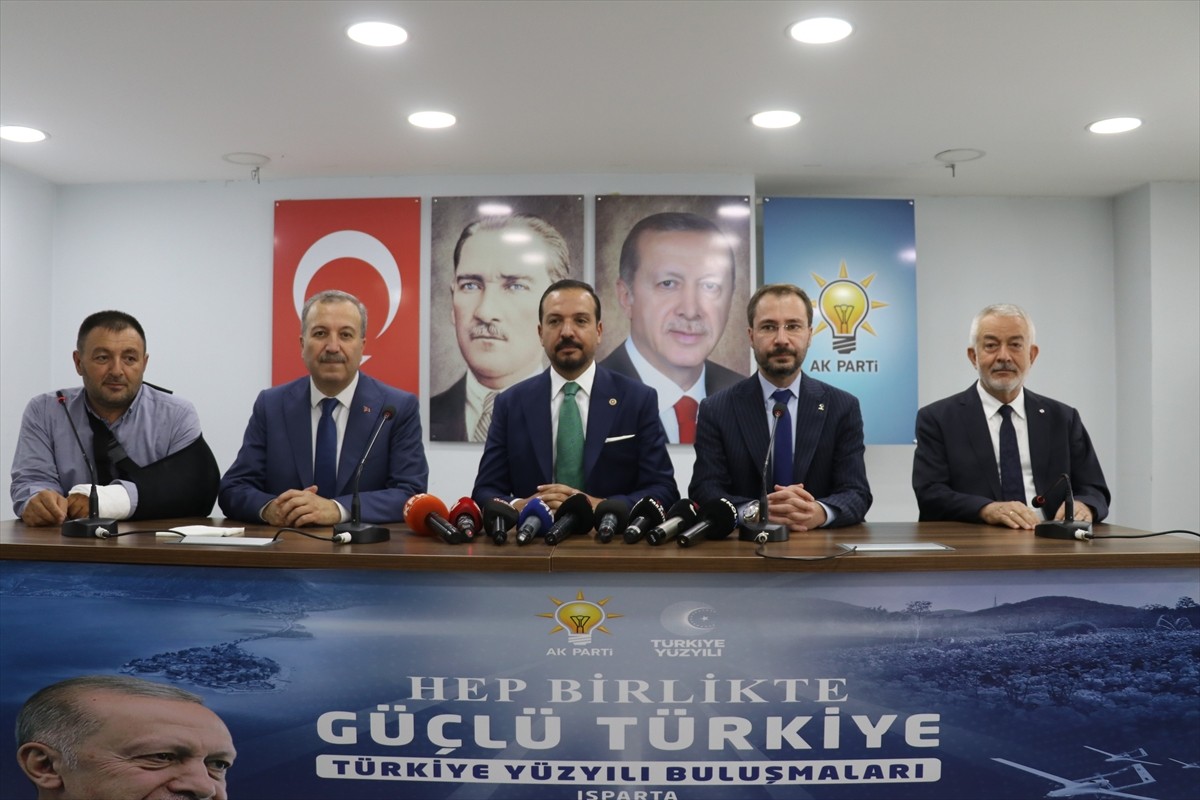 AK Parti Genel Başkan Yardımcısı ve Türk Devletleri ile İlişkiler Başkanı Kürşad Zorlu (ortada)...