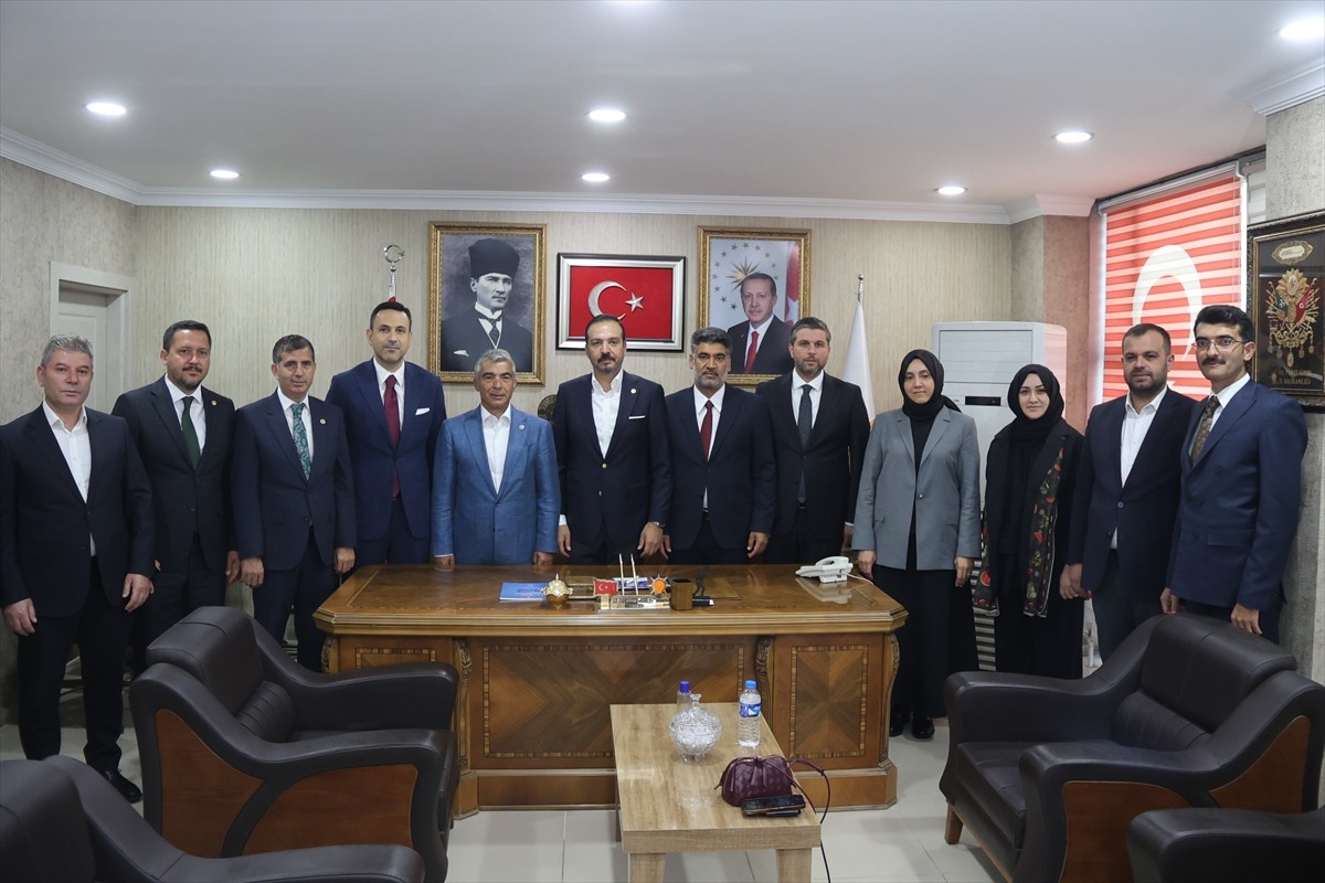 AK Parti Genel Başkan Yardımcısı ve Türk Devletleri ile İlişkiler Başkanı Kürşad Zorlu (sağda)...