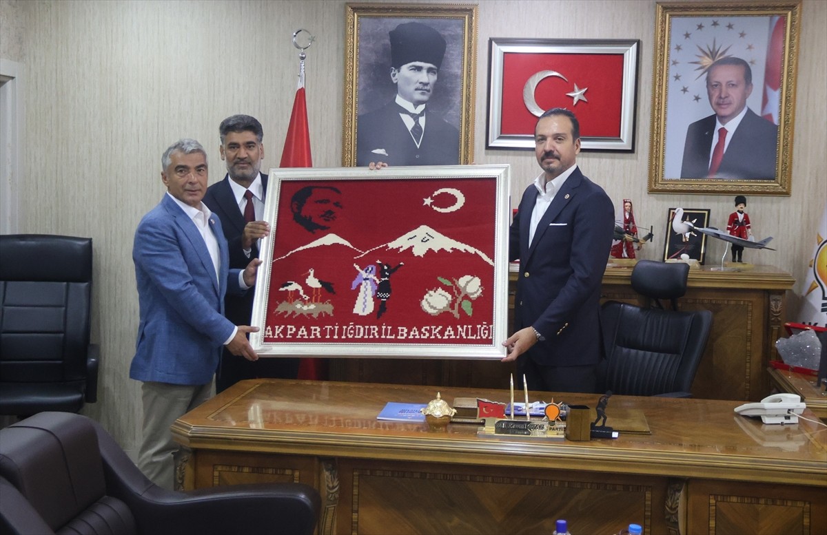 AK Parti Genel Başkan Yardımcısı ve Türk Devletleri ile İlişkiler Başkanı Kürşad Zorlu (sağda)...