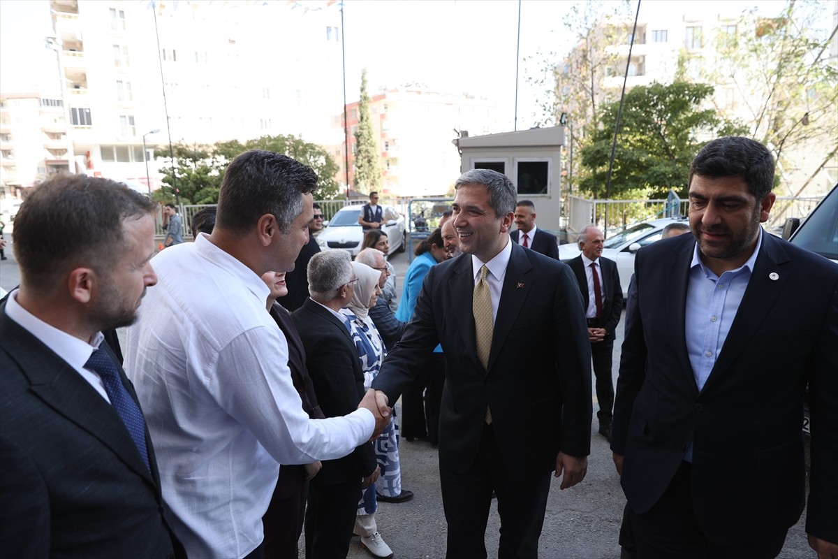 AK Parti Genel Başkan Yardımcısı Zafer Sırakaya (sağ 4), Mardin'de ziyaretler gerçekleştirdi....