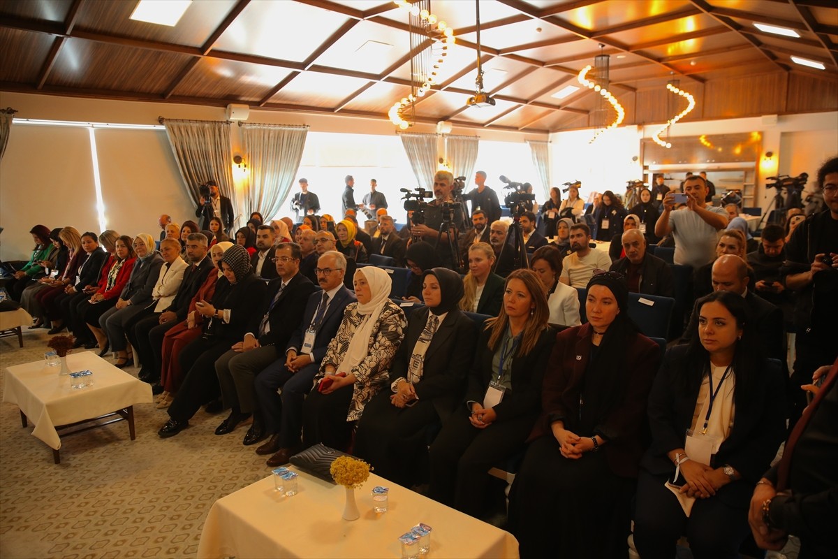 AK Parti Genel Merkez Kadın Kolları Başkanlığınca Erzurum'da "Aile İçin Dijital Eğitim ve...