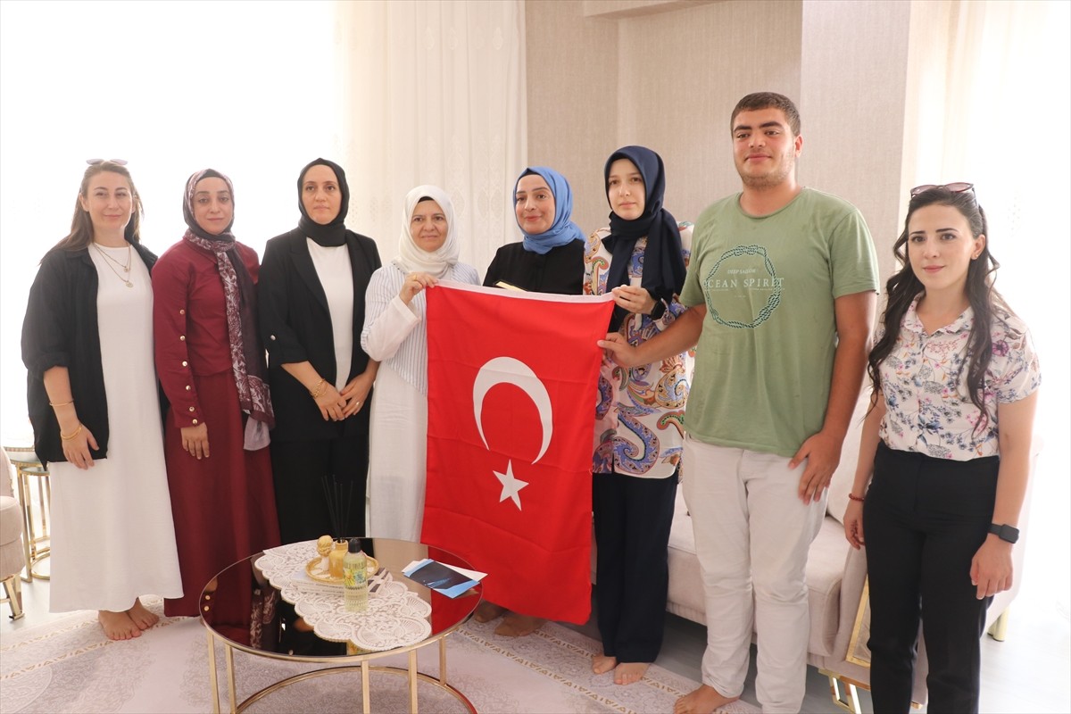 AK Parti Genel Merkez Kadın Kolları Sosyal Politikalar Başkan Yardımcısı Meral Özdemir (solda)...