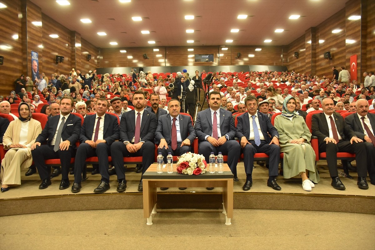 AK Parti Genel Sekreteri ve İzmir Milletvekili Eyyüp Kadir İnan (sağda), Edremit ilçesindeki...