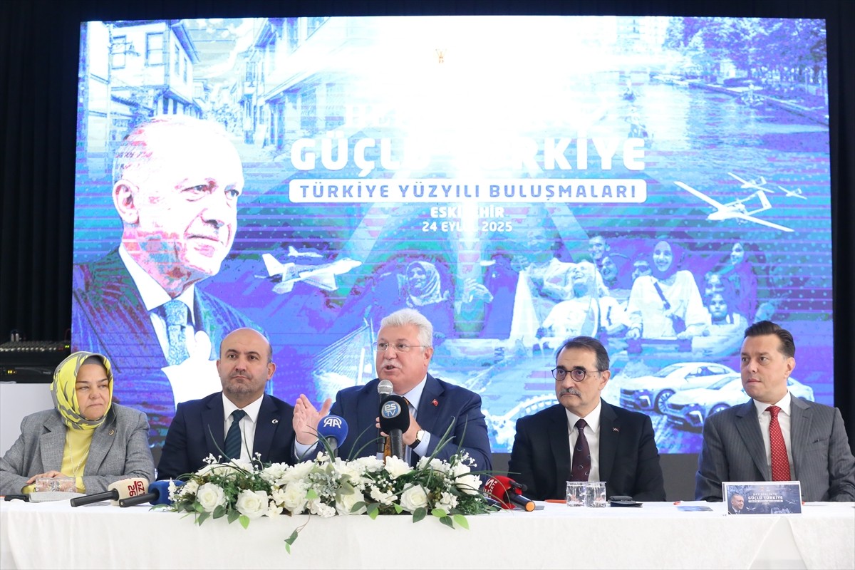 AK Parti Grup Başkanvekili Muhammet Emin Akbaşoğlu, AK Parti Eskişehir İl Başkanlığınca kentteki...