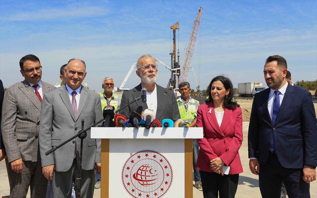 AK Parti Grup Başkanvekili ve Manisa Milletvekili Bahadır Yenişehirlioğlu (ortada), Şehzadeler...