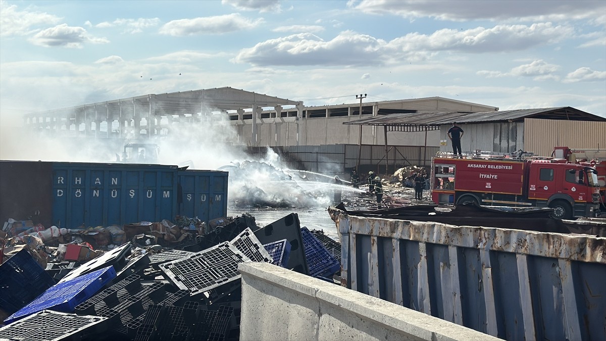 Aksaray'da geri dönüşüm fabrikasında çıkan yangın, itfaiye ekiplerinin müdahalesiyle söndürüldü....