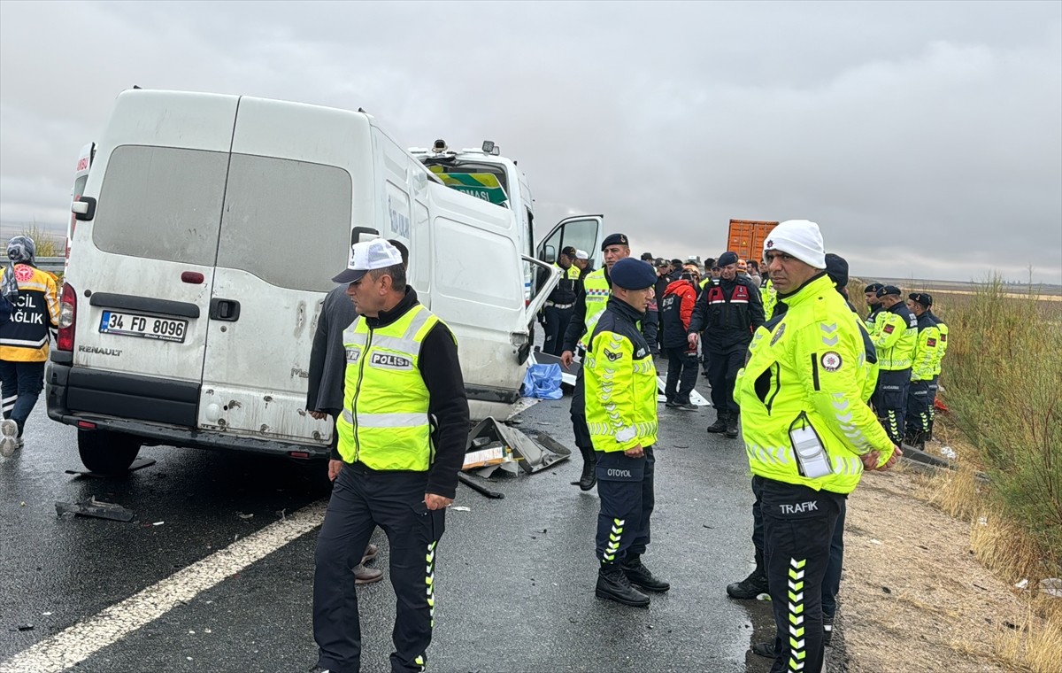 Aksaray'da meydana gelen trafik kazasında 2 askeri personel şehit oldu, 1 kişi hayatını kaybetti....