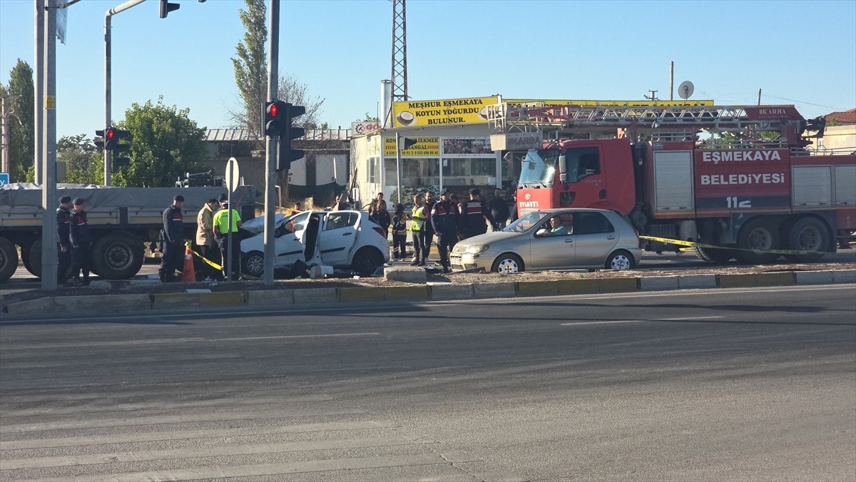Aksaray'ın Eskil ilçesinde tıra çarpan otomobildeki anne hayatını kaybetti, oğlu yaralandı.