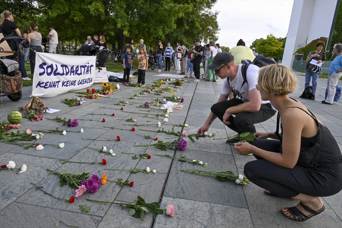 Almanya'da kendilerini "Mütter und mehr gegen Merz (Anneler Merz'e karşı)" olarak adlandıran...