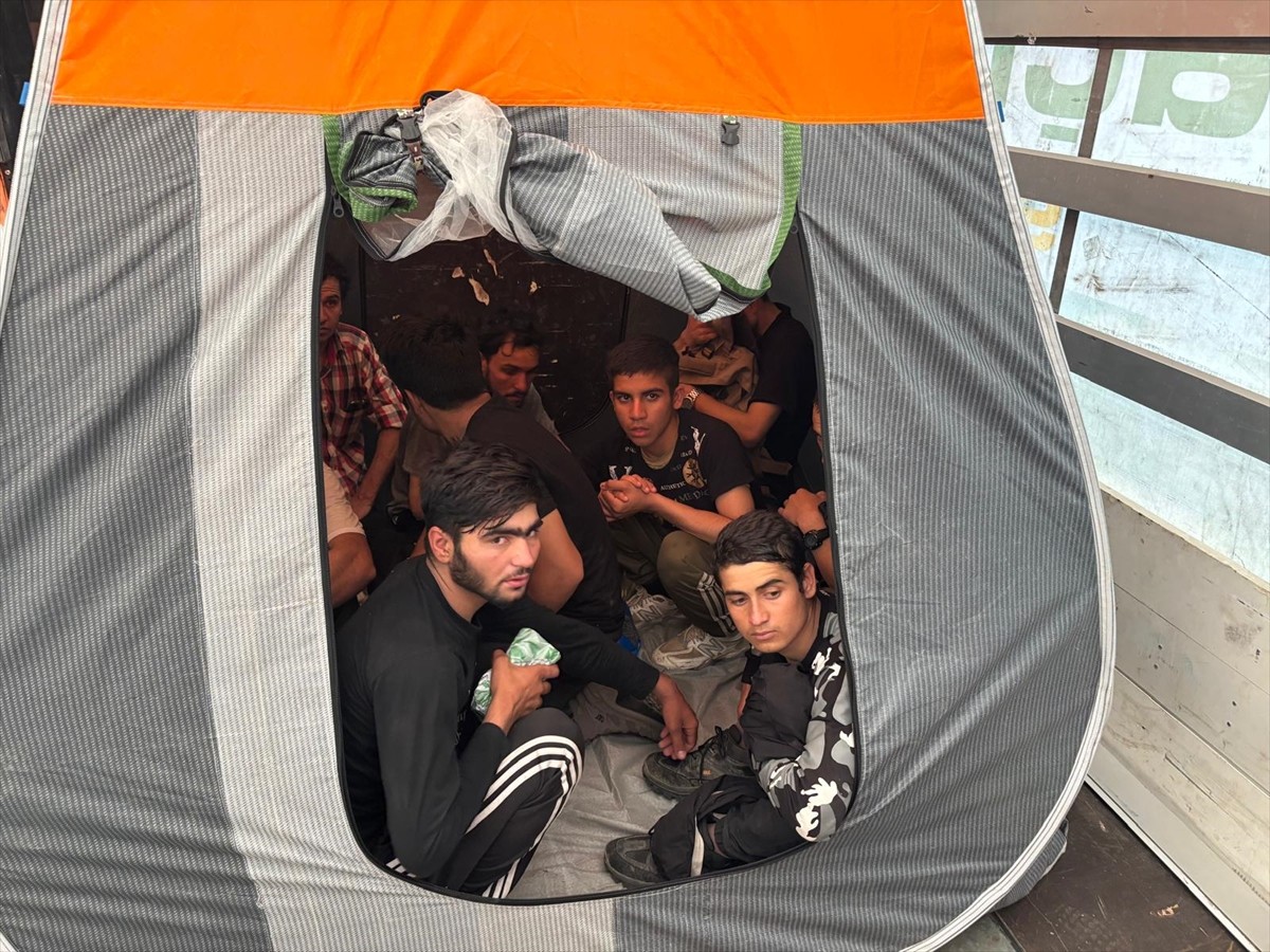 Amasya'da, polis ekiplerince durdurulan tırda 17 düzensiz göçmen yakalandı.