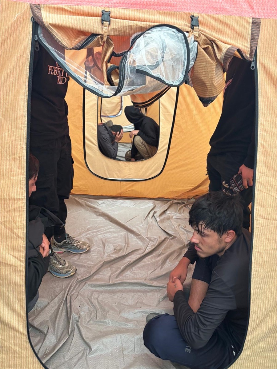 Amasya'da, polis ekiplerince durdurulan tırda 17 düzensiz göçmen yakalandı.