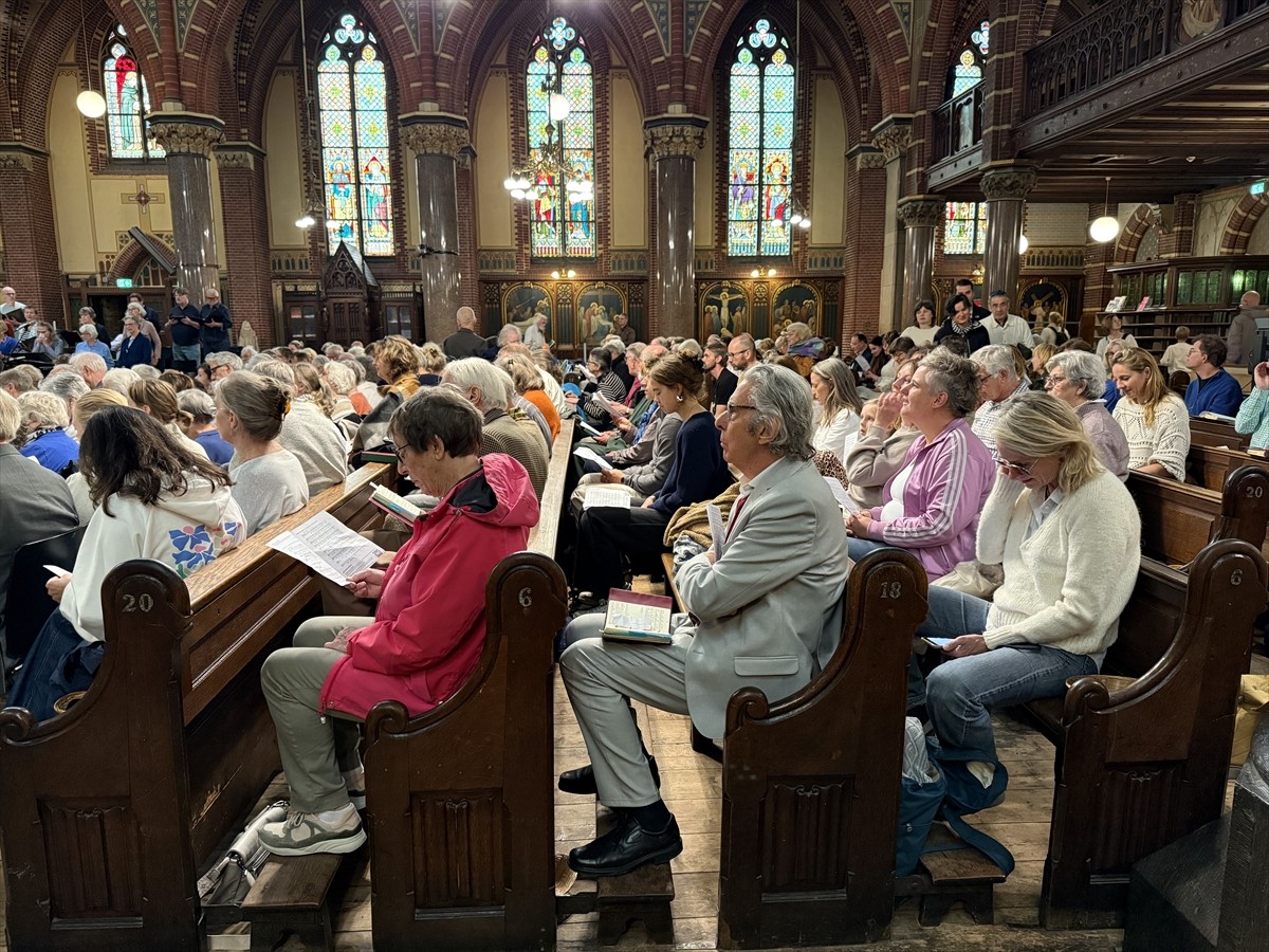  Amsterdam'da Protestan Kilisesi öncülüğünde 21 Eylül Dünya Barış Günü kapsamında düzenlenen...