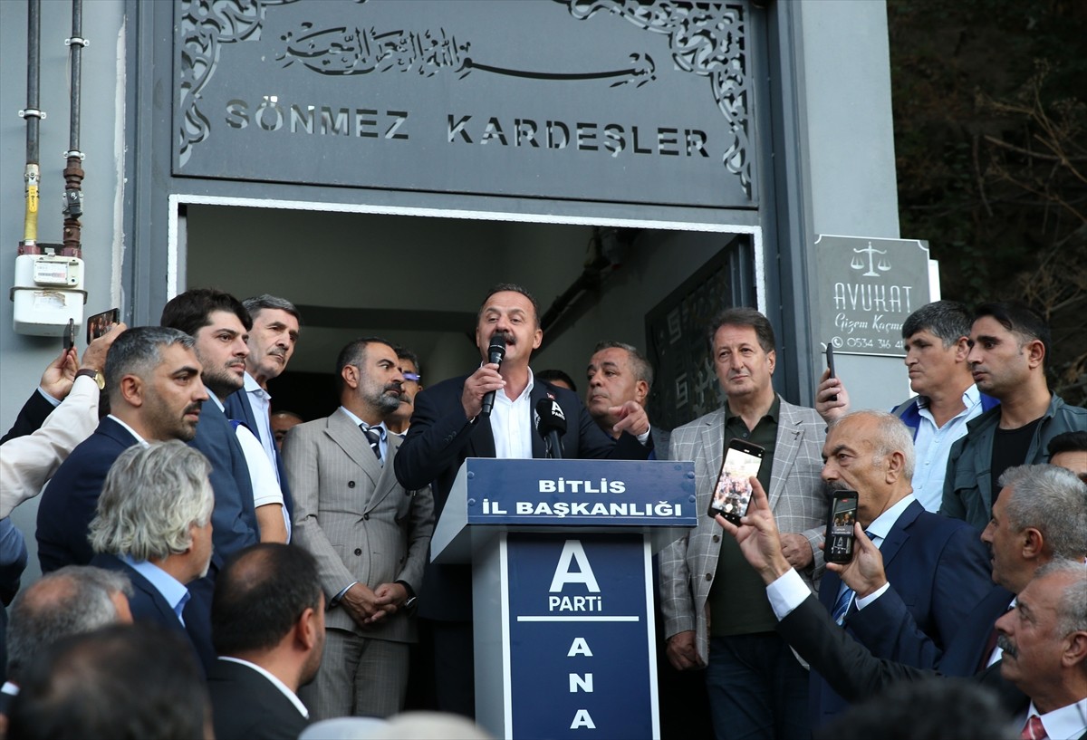 Anahtar Parti Genel Başkanı Yavuz Ağıralioğlu, Bitlis'te partisinin İl Başkanlığı binasının...