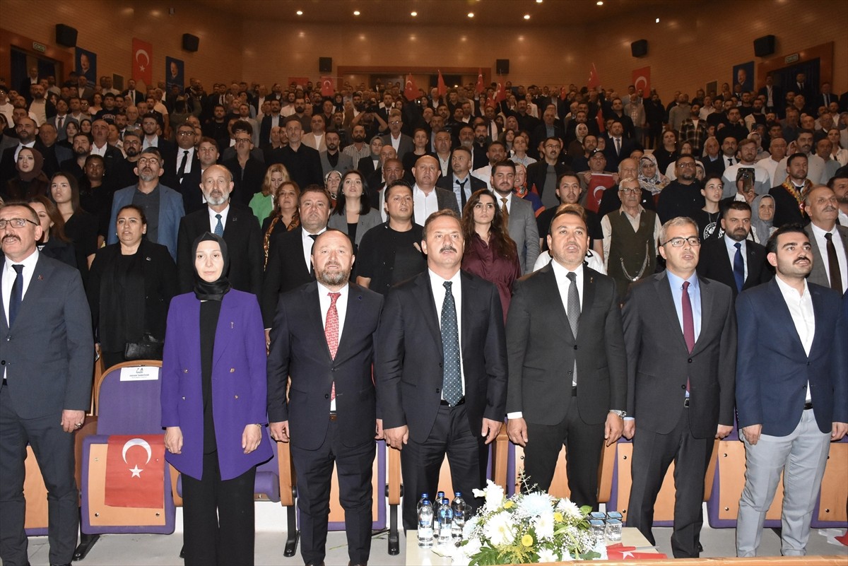 Anahtar Parti Genel Başkanı Yavuz Ağıralioğlu (ortada), Ordu'da düzenlenen "Halk Buluşması"...