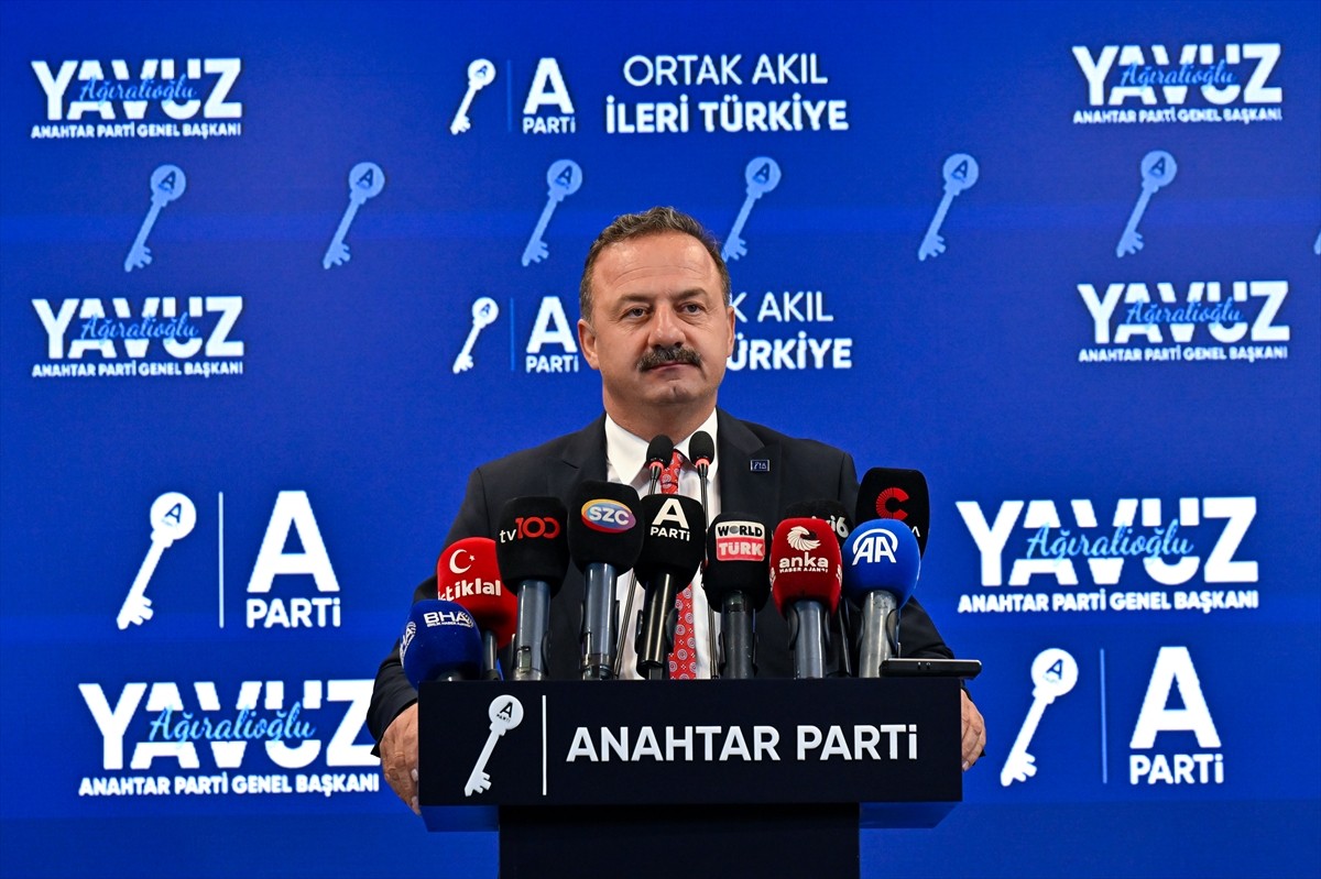 Anahtar Parti Genel Başkanı Yavuz Ağıralioğlu, partisinin genel merkezinde düzenlediği basın...