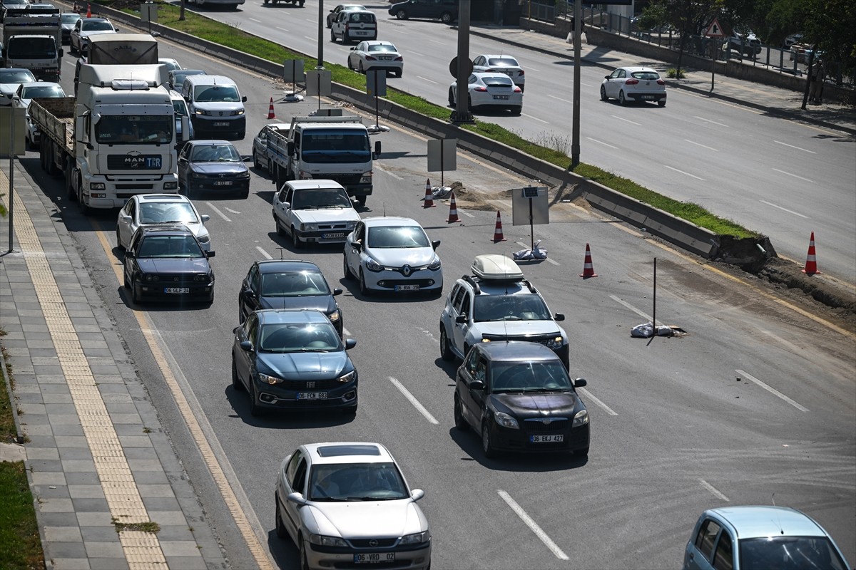 Ankara'da devam eden Yenikent köprülü kavşak yapımı ve Anadolu Bulvarı Gimat alt geçidi...