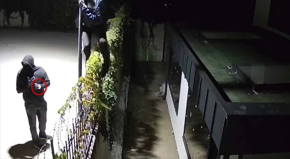 Ankara'nın Çankaya ilçesinde bir villadan çelik kasa çaldığı iddiasıyla gözaltına alınan 3 şüpheli...