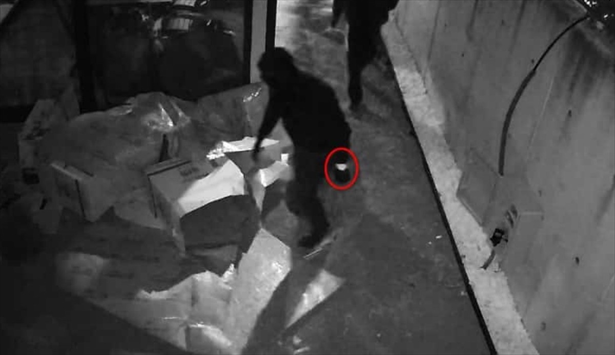 Ankara'nın Çankaya ilçesinde bir villadan çelik kasa çaldığı iddiasıyla gözaltına alınan 3 şüpheli...