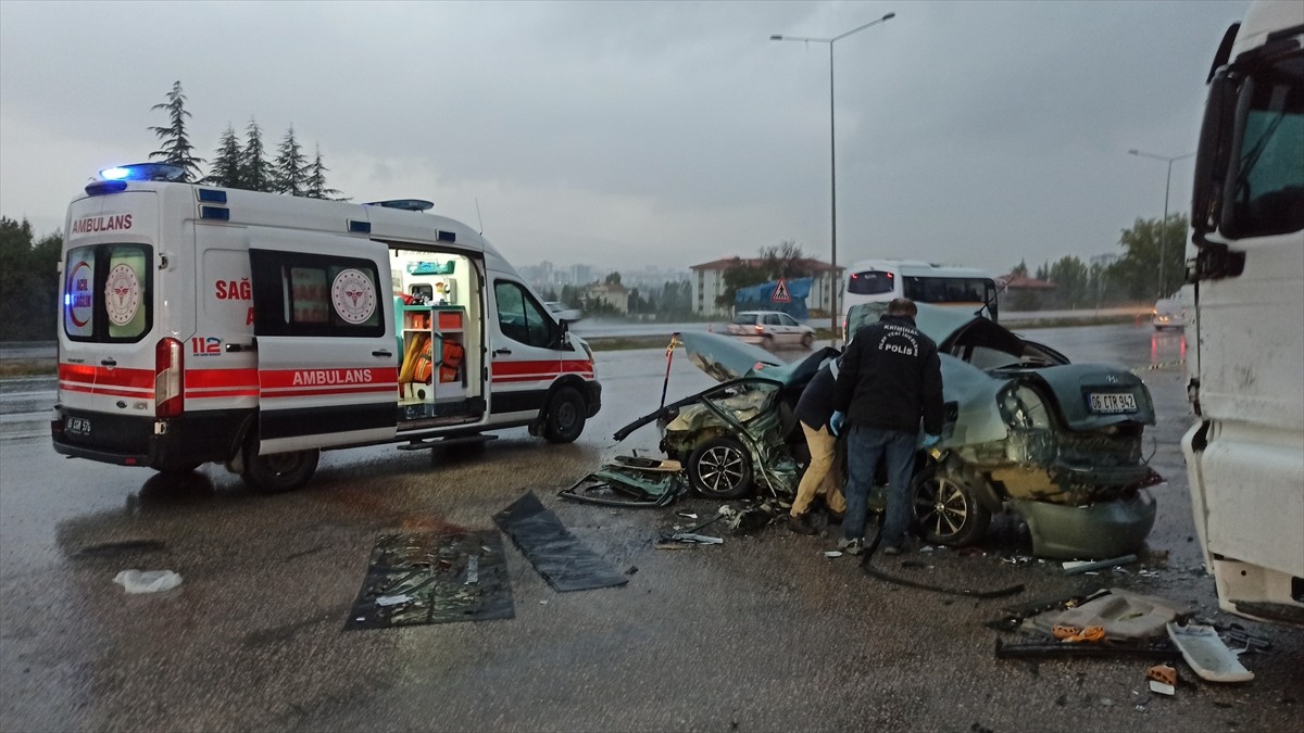 Ankara'nın Kahramankazan ilçesinde park halindeki tıra çarpan otomobildeki ikisi kardeş 3 kişi...