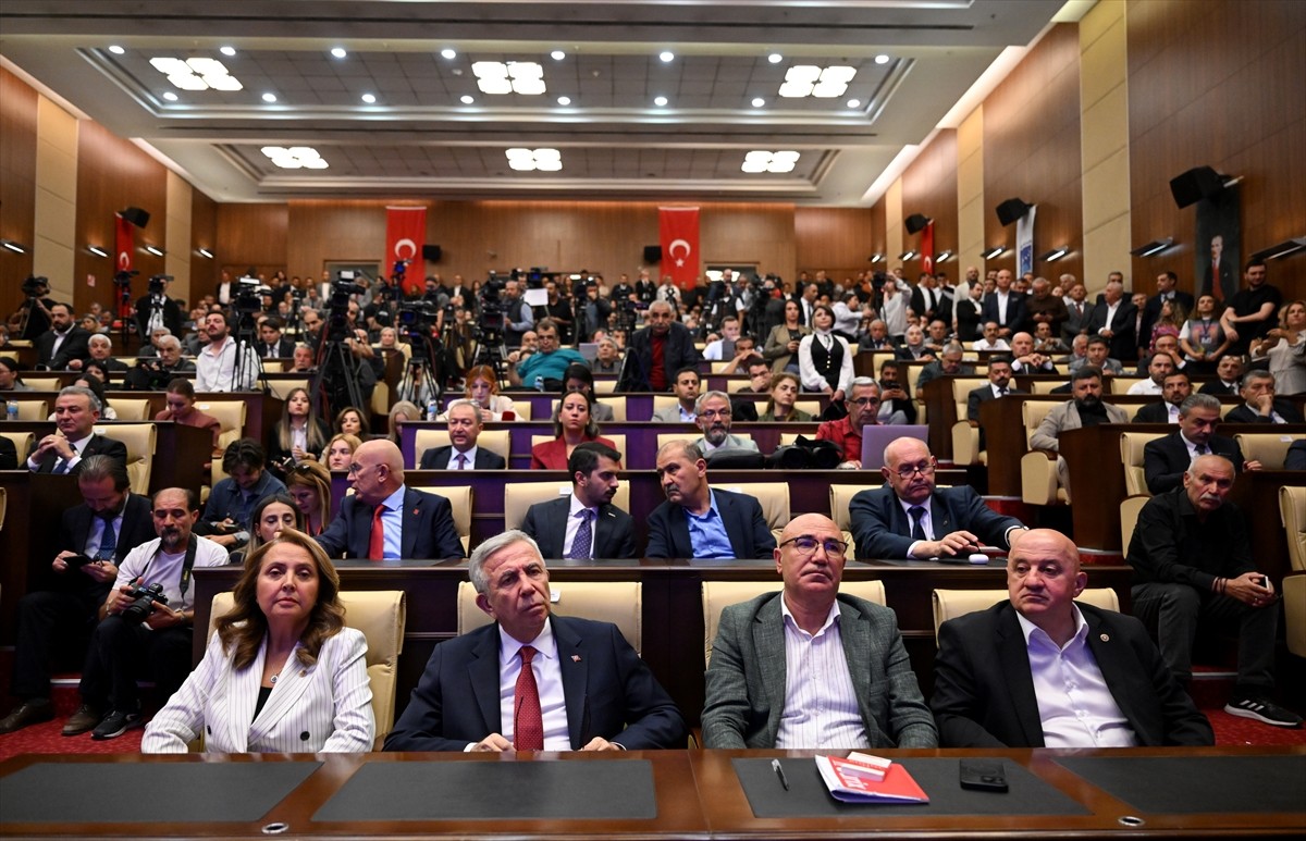 Ankara Büyükşehir Belediye (ABB) Başkanı Mansur Yavaş (sol 2), belediyenin konferans salonunda...