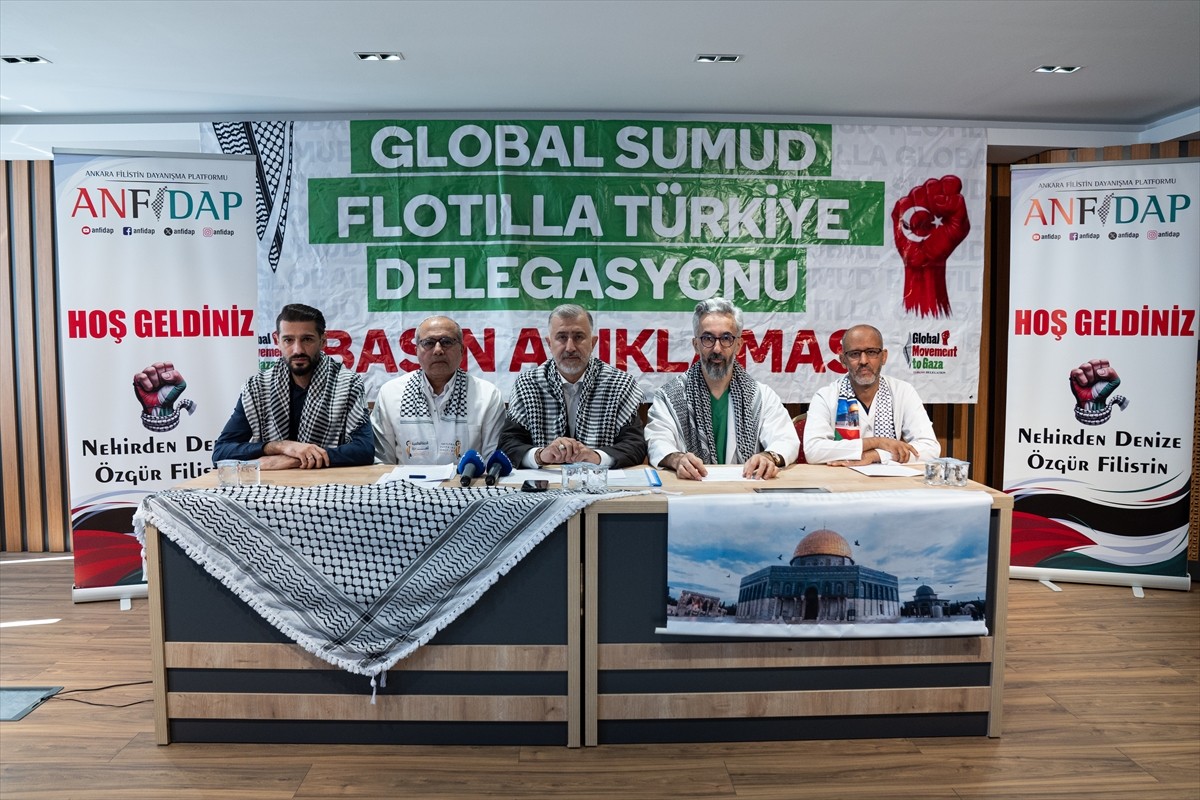 Ankara Filistin Dayanışma Platformu (ANFİDAP) üyeleri, platformun Küresel Sumud Filosu Kriz...