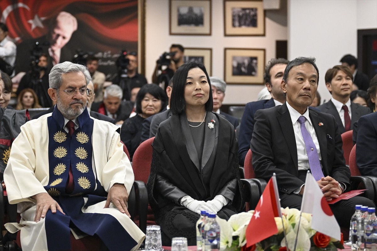 Ankara Üniversitesi (AÜ) tarafından, Japonya Altes Prensesi Akiko Mikasa'ya (ortada) sanat tarihi...