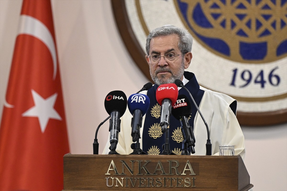 Ankara Üniversitesi (AÜ) tarafından, Japonya Altes Prensesi Akiko Mikasa'ya (ortada) sanat tarihi...