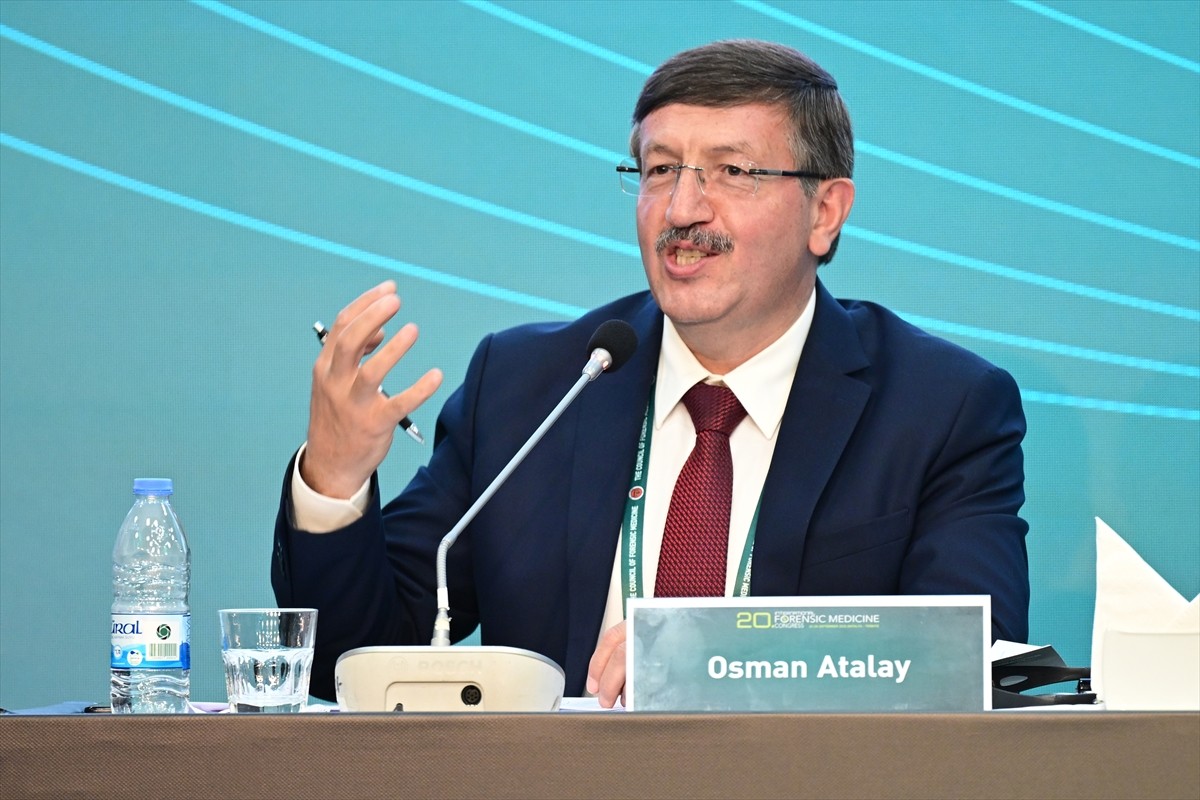 Antalya'da bu yıl 20'ncisi düzenlenen "Uluslararası Adli Tıp Günleri"nin üçüncü gün oturumlarında...