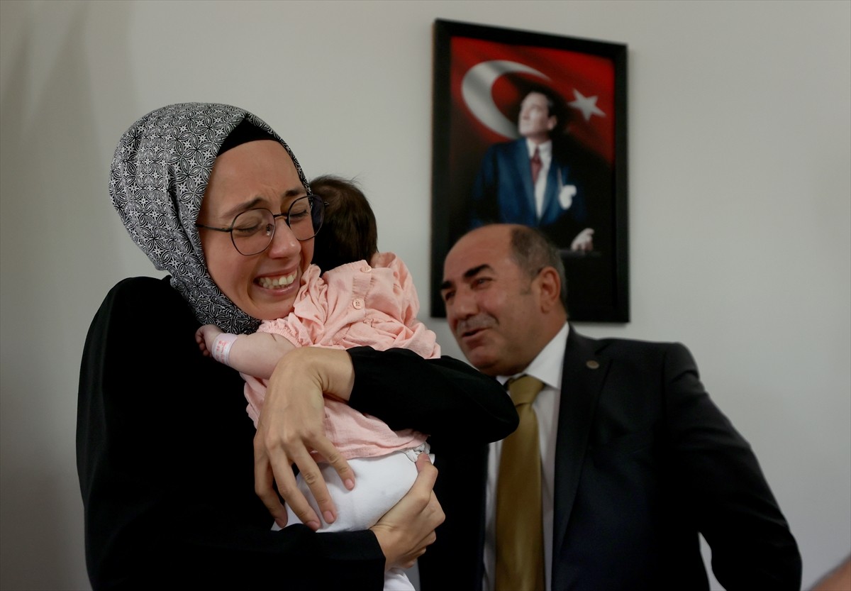 Antalya'da çeşitli nedenlerle devlet korumasına alınan 5 çocuk, koruyucu aileleriyle buluştu. 8...