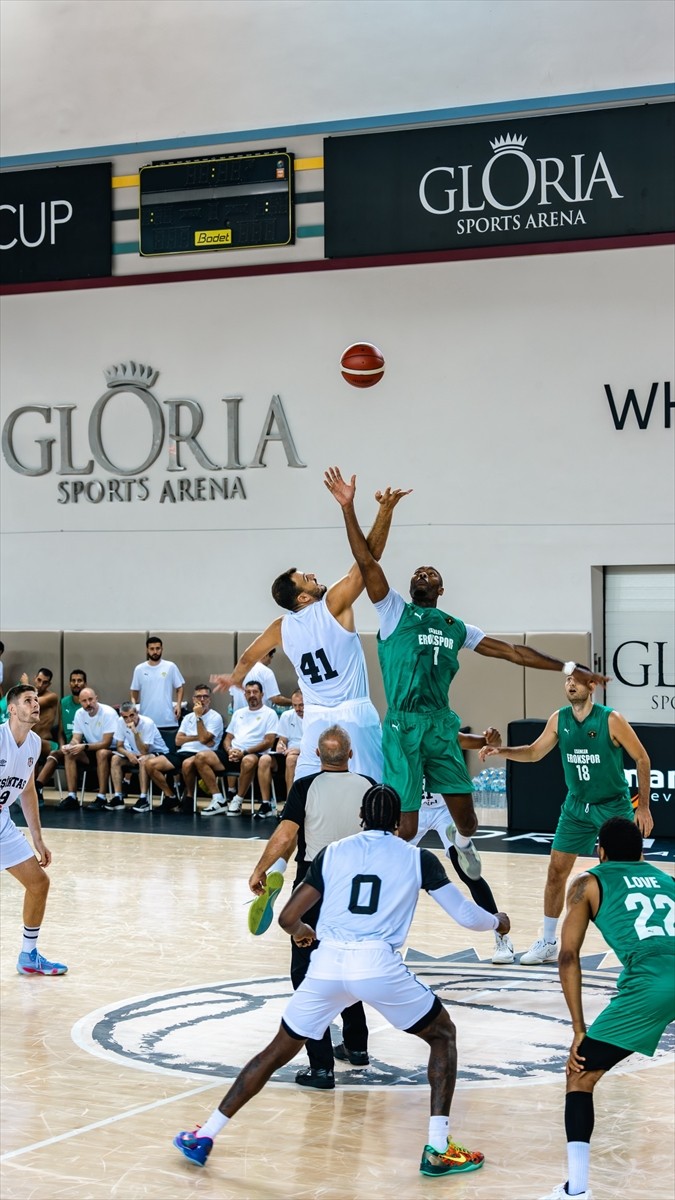 Antalya'da düzenlenen "Gloria Pre-Season Games 2025" basketbol turnuvasında Türkiye Sigorta...