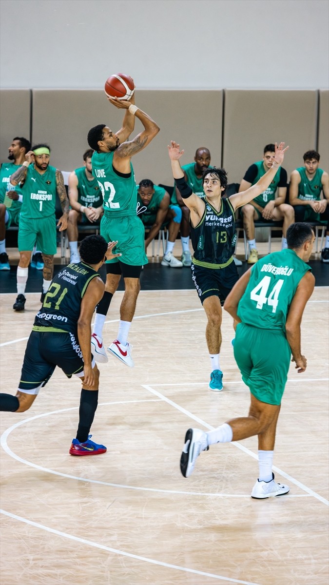 Antalya'da düzenlenen "Gloria Pre-Season Games 2025" basketbol turnuvasında Türkiye Sigorta...