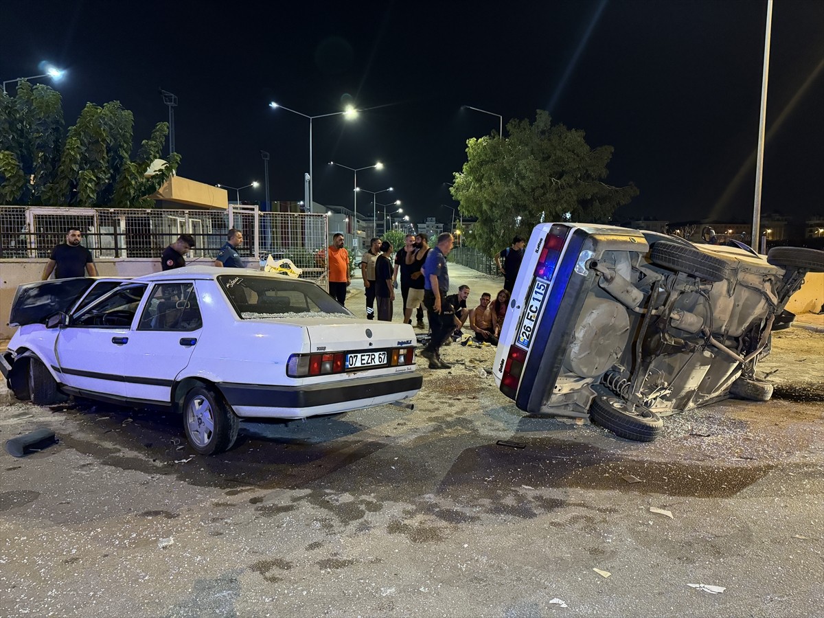 Antalya'da iki otomobilin çarpıştığı kazada 4 kişi yaralandı.