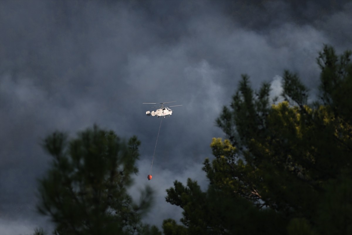 Antalya'nın Alanya ilçesi Yaylakonak ve Şıhlar mahallelerindeki yangınlara 13 helikopter, 4 uçak...