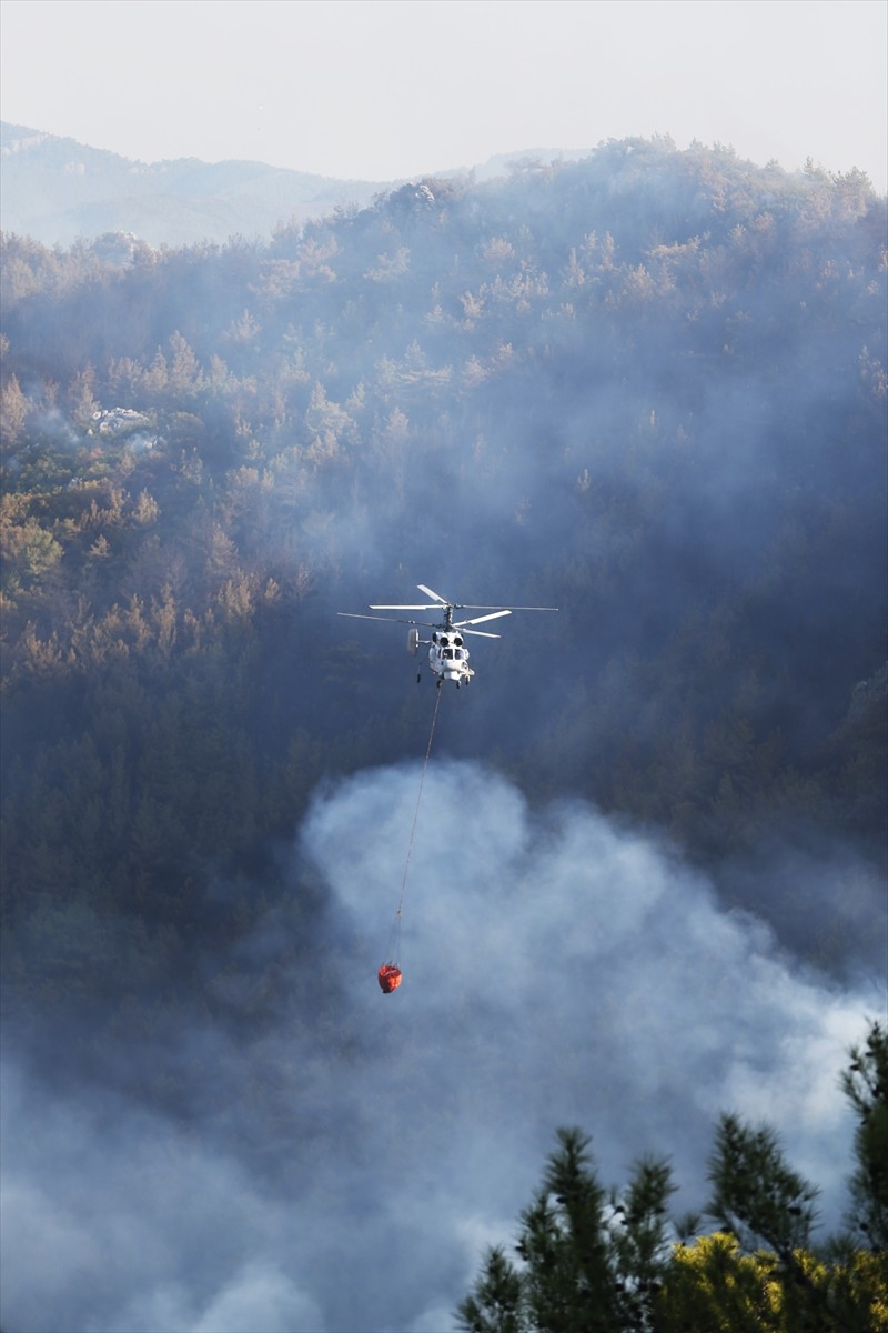 Antalya'nın Alanya ilçesi Yaylakonak ve Şıhlar mahallelerindeki yangınlara 13 helikopter, 4 uçak...