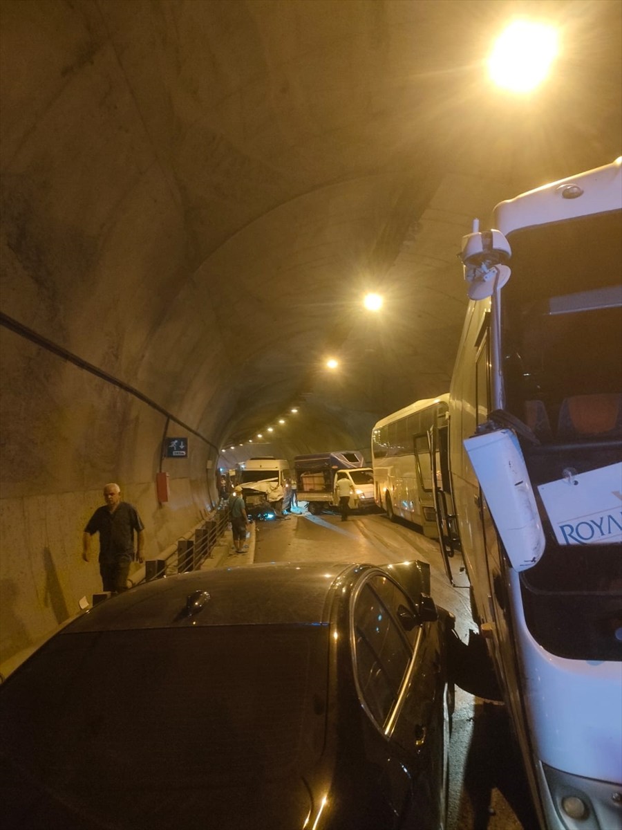 Antalya'nın Alanya ilçesinde 8 aracın karıştığı zincirleme trafik kazasında 10 kişi...