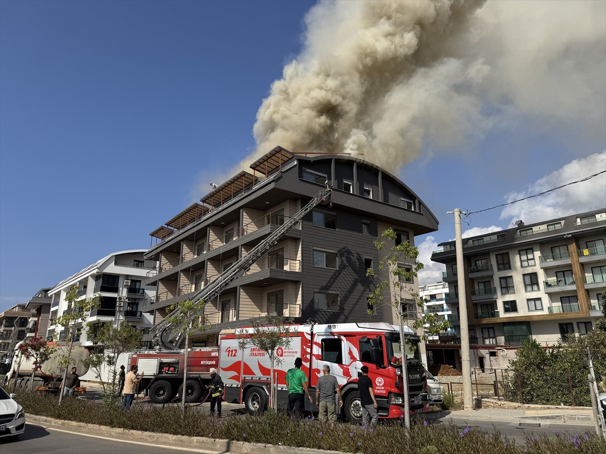 Antalya'nın Alanya ilçesinde inşaat halindeki binanın çatı katında çıkan yangın itfaiye...