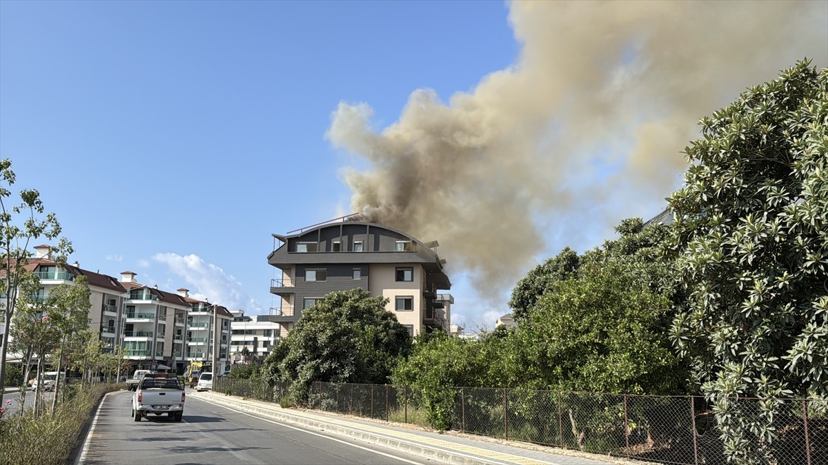 Antalya'nın Alanya ilçesinde inşaat halindeki binanın çatı katında çıkan yangın itfaiye...