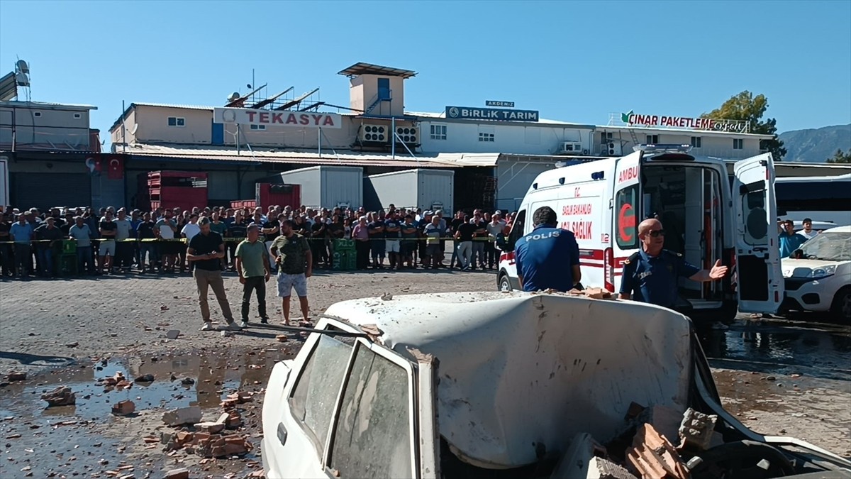 Antalya'nın Demre ilçesinde bulunan sebze meyve toptancı halindeki işletmede meydana gelen patlama...