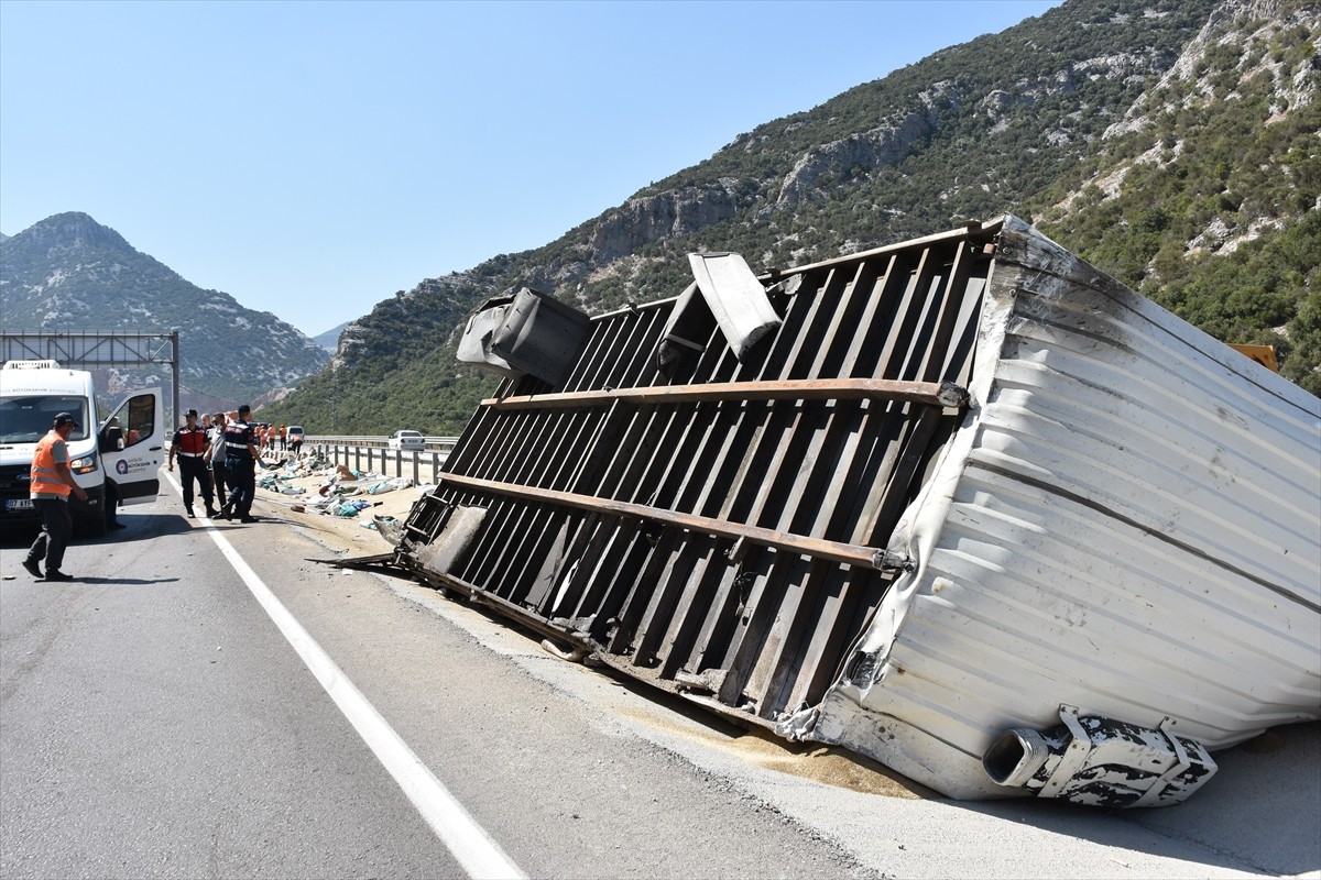 Antalya'nın Döşemealtı ilçesinde devrilen çim tohumu yüklü tırın sürücüsü hayatını kaybetti. Olay...