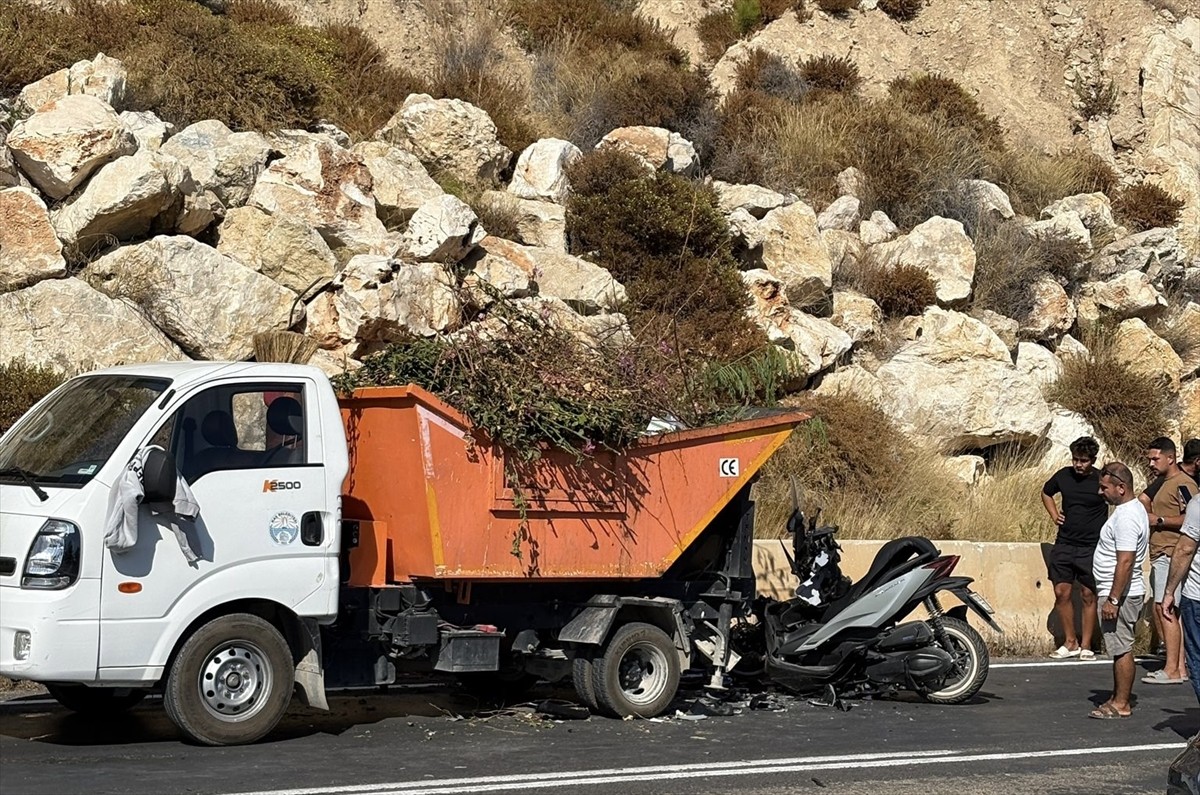 Antalya'nın Kaş ilçesinde atık toplama aracıyla çarpışan motosiklet sürücüsü hayatını...