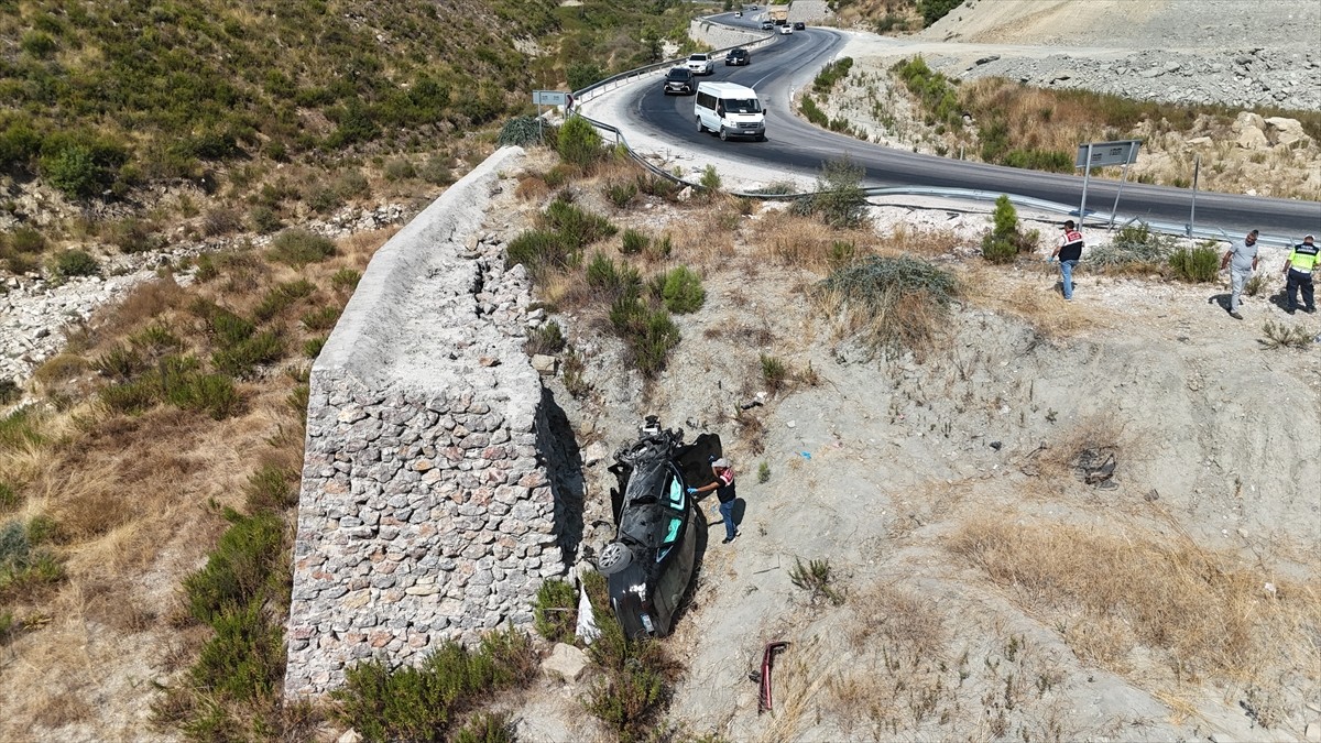 Antalya'nın Manavgat ilçesinde otomobilin şarampole devrilmesi sonucu 1 kişi hayatını kaybetti, 1...