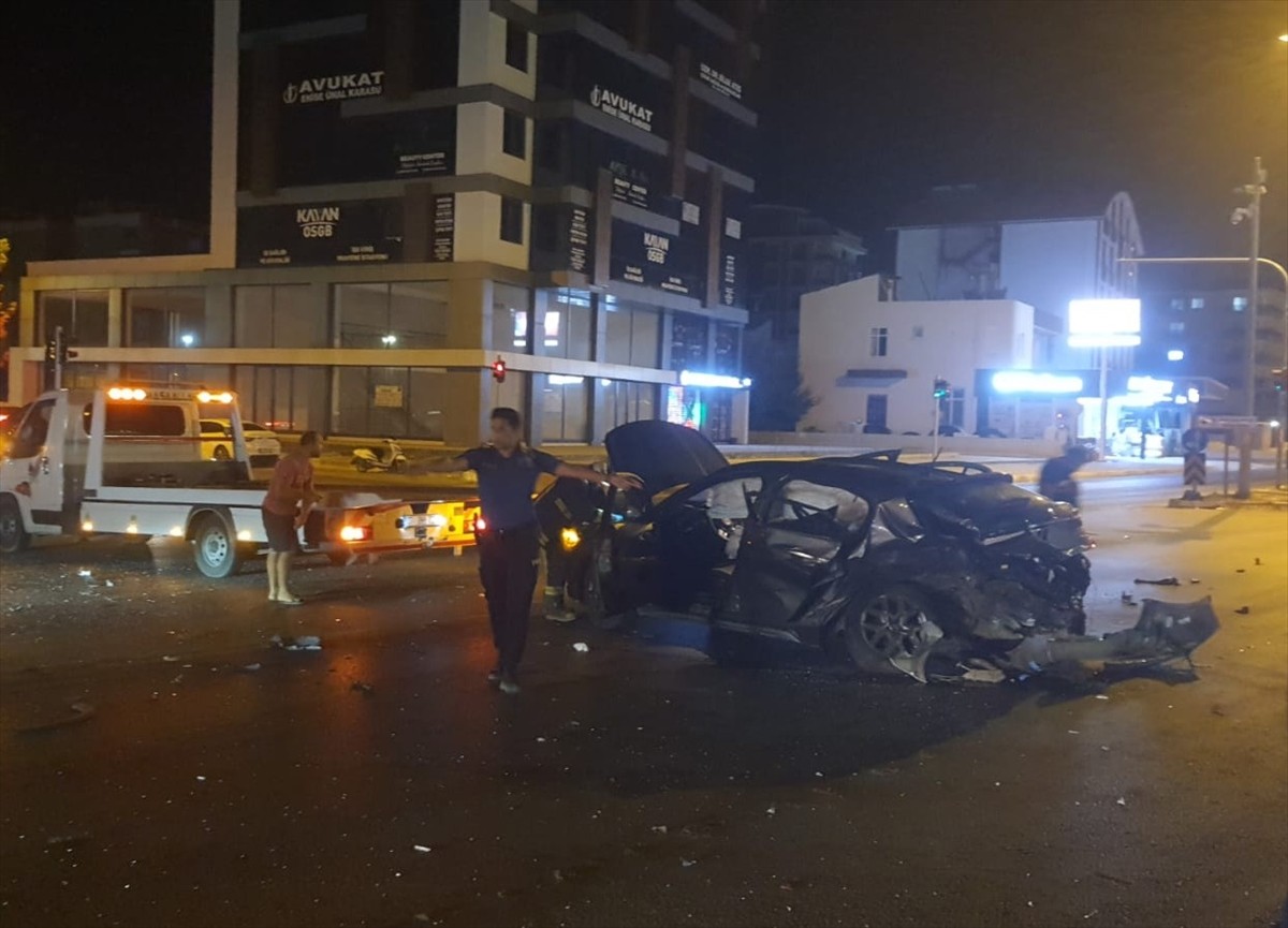 Antalya'nın Serik ilçesinde iki otomobilin çarpışması sonucu 3 kişi yaralandı.