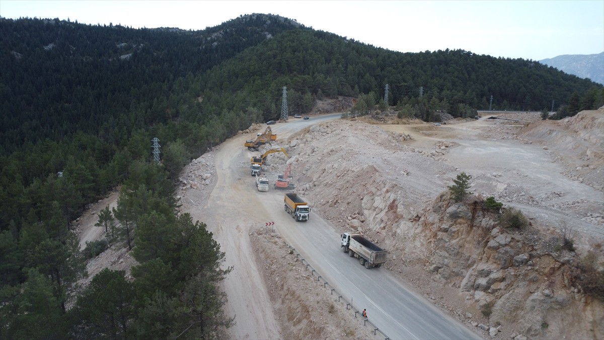 Antalya ile Konya arasındaki kara yolu çalışma nedeniyle kısa süreliğine trafiğe...