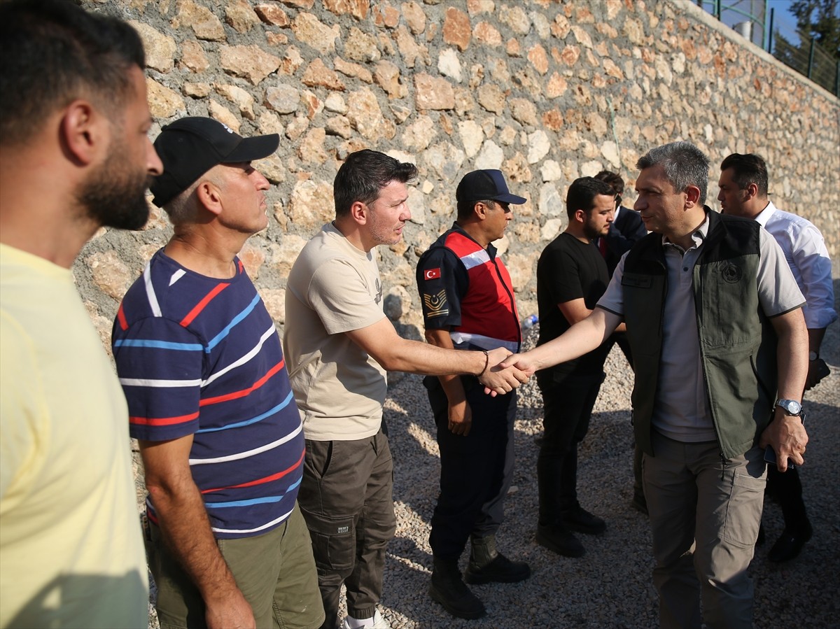 Antalya Valisi Hulusi Şahin (sağda), Alanya'daki orman yangınında rüzgarın biraz hafiflediğini ve...