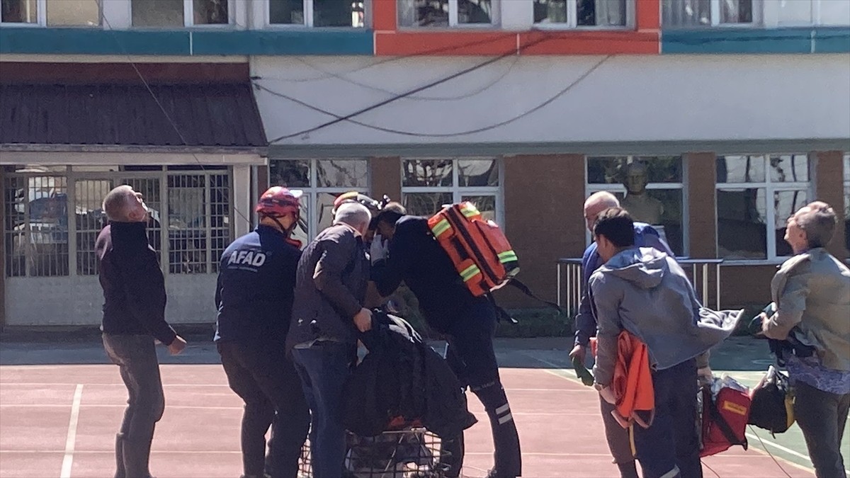 Artvin'in Borçka ilçesinde heyelan nedeniyle ulaşım sağlanamayan köydeki hasta, helikopterle...