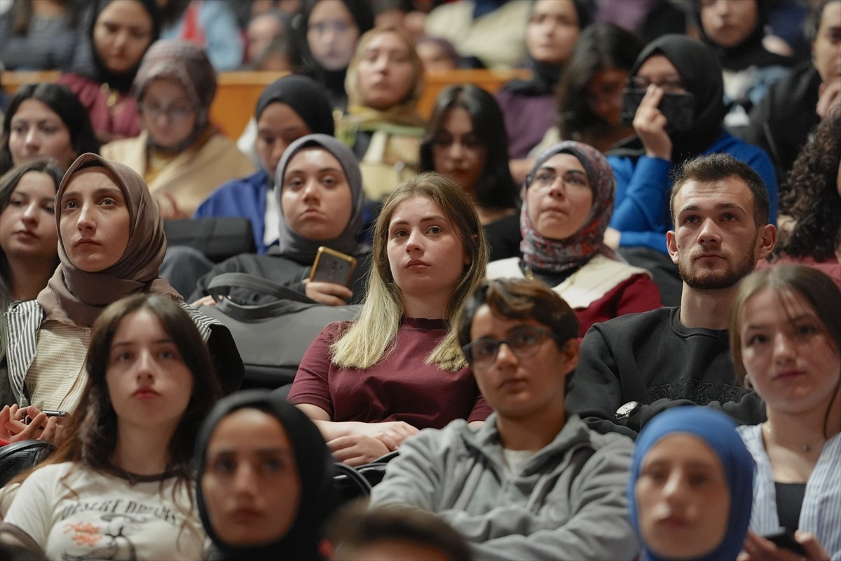 Atatürk Üniversitesinde 2025-2026 akademik yılının ilk dersi "Filistin" oldu. Kampüsteki 15 Temmuz...