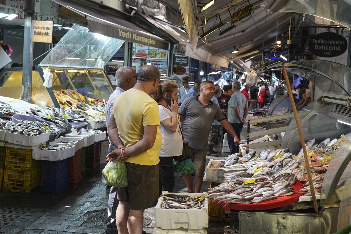 Av yasağının 1 Eylül'de sona ermesiyle "Vira bismillah" diyerek denize açılan Egeli balıkçılar...